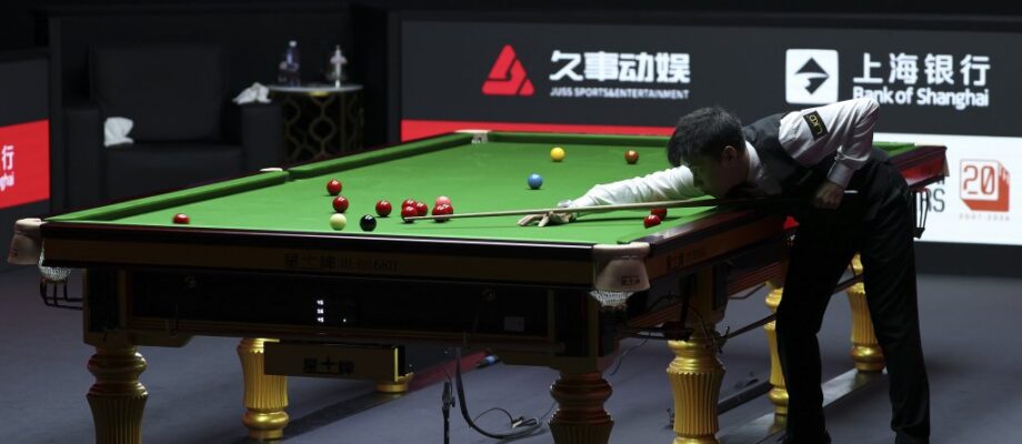 赵心童在2026斯诺克上海大师赛比赛中出杆