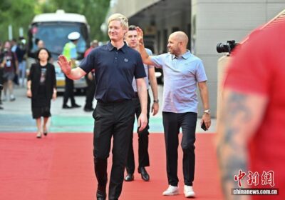 丁俊晖与奥沙利文亮相2026斯诺克中国公开赛红毯