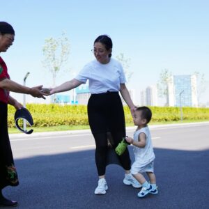 周六早晨，一家五口出发送妈妈去上班