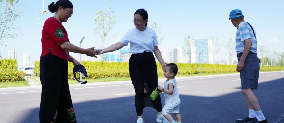 周六早晨，一家五口出发送妈妈去上班