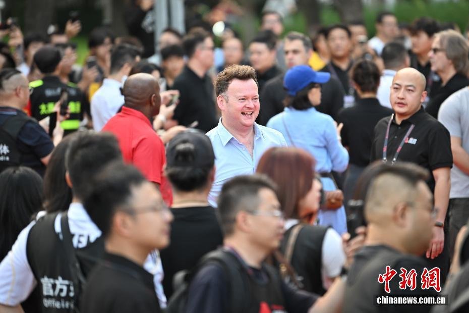 尼尔·罗伯逊与巴里·霍金斯亮相中国公开赛红毯