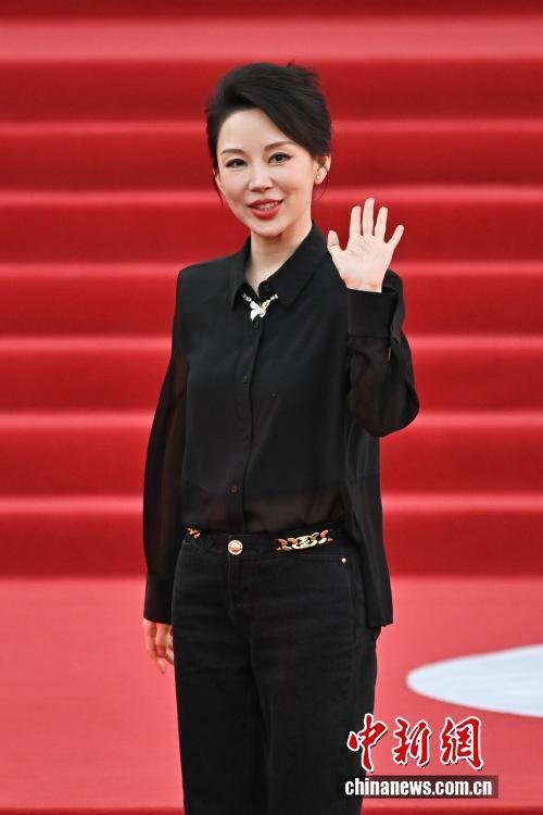赵心童与吴宜泽亮相2026斯诺克中国公开赛红毯